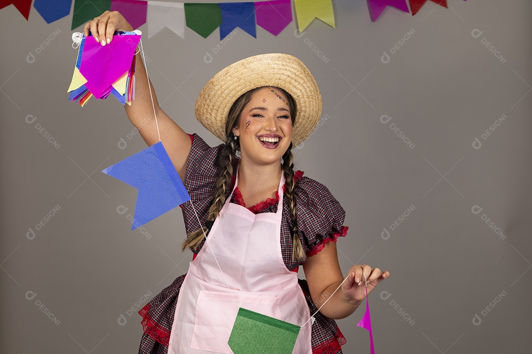 Mulher linda jovem usando roupas típicas festa junina sobre fundo isolado se alimentando