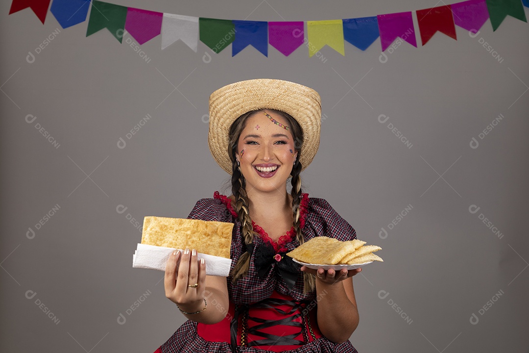 Mulher linda jovem usando roupas típicas festa junina sobre fundo isolado se alimentando