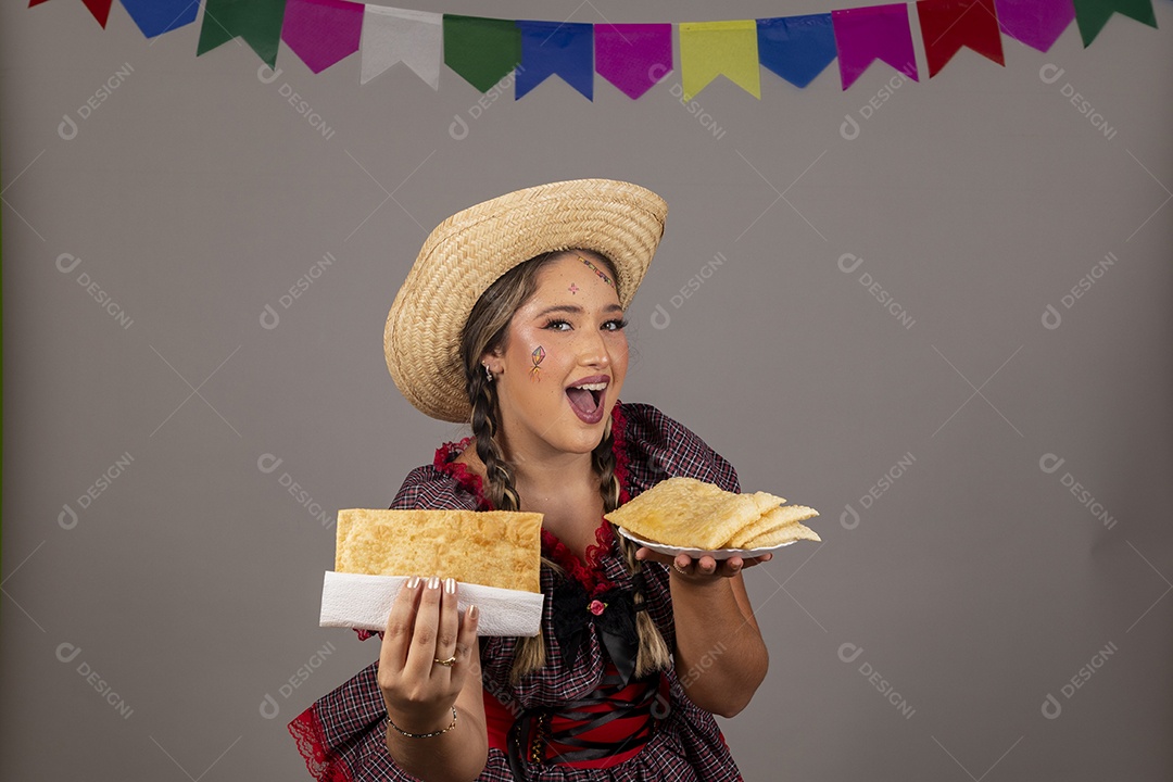 Mulher linda jovem usando roupas típicas festa junina sobre fundo isolado se alimentando