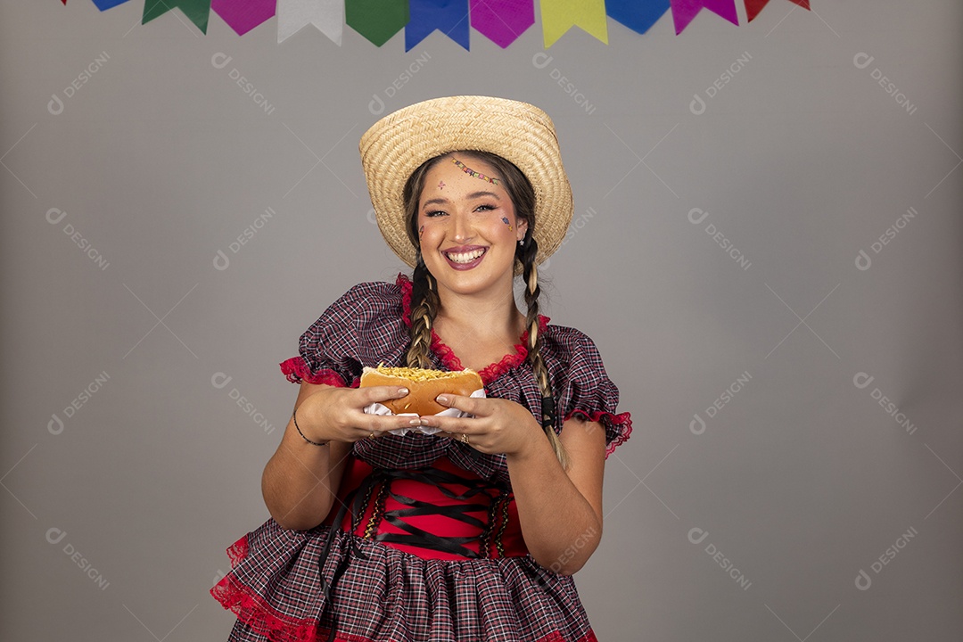 Mulher linda jovem usando roupas típicas festa junina sobre fundo isolado segurando bolo