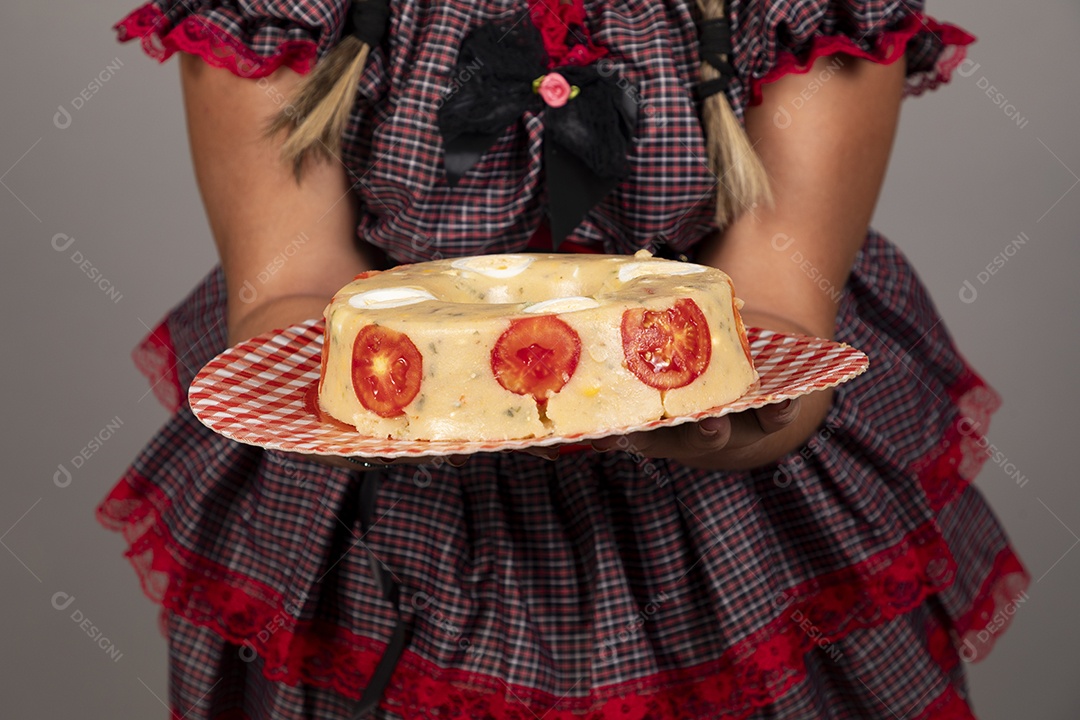 Mulher linda jovem usando roupas típicas festa junina sobre fundo isolado segurando bolo