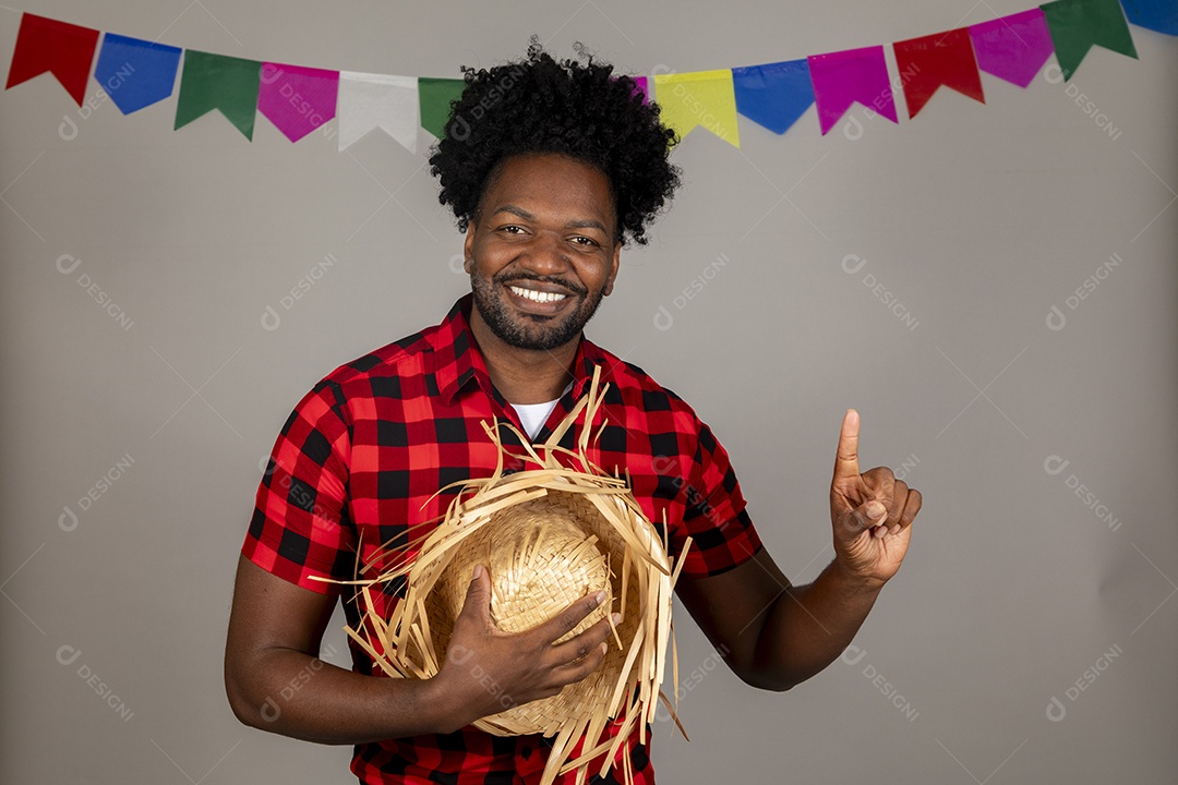 Homem jovem usando roupas típicas festa junina sobre fundo isolado