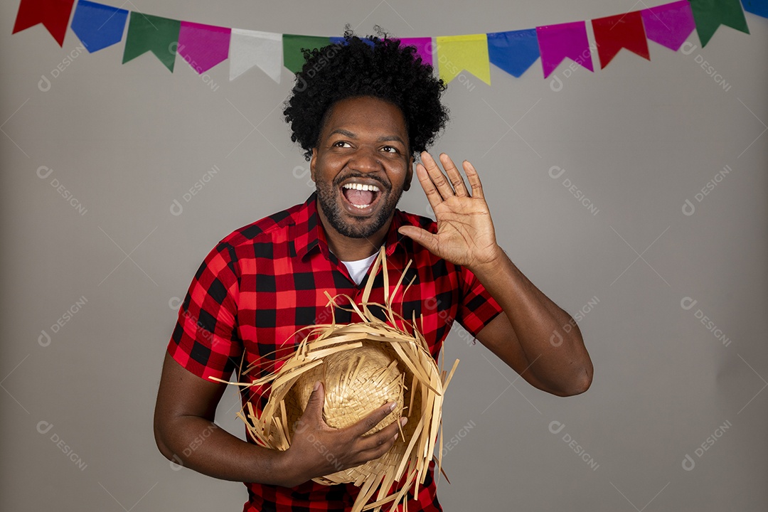 Homem jovem usando roupas típicas festa junina sobre fundo isolado
