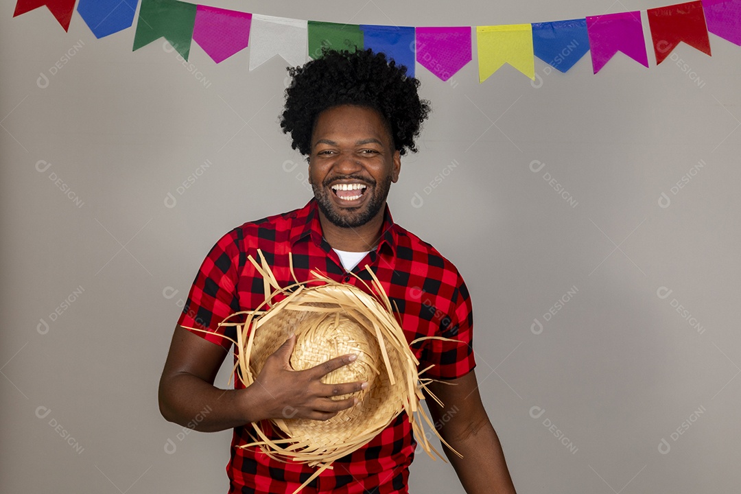 Homem jovem usando roupas típicas festa junina sobre fundo isolado