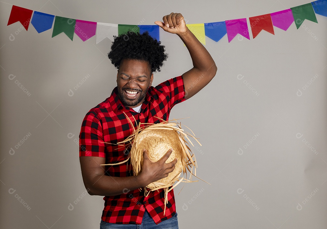 Homem jovem usando roupas típicas festa junina sobre fundo isolado