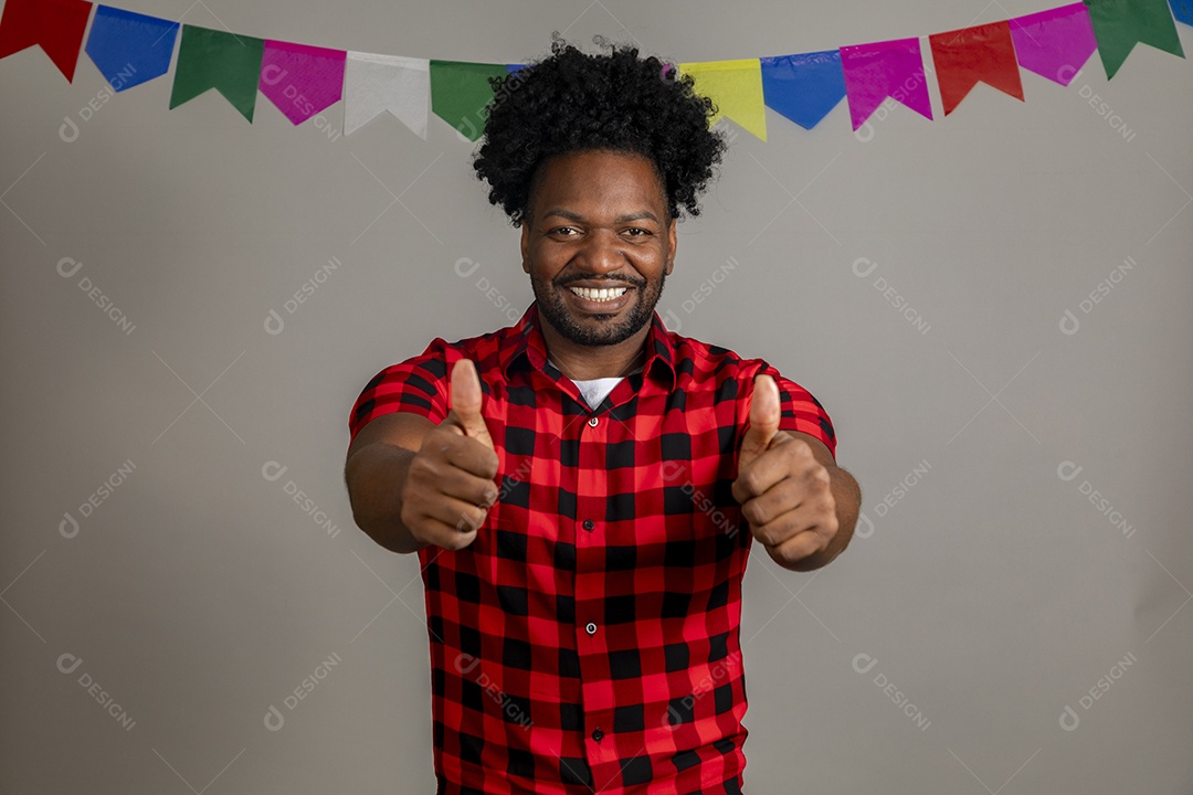 Homem jovem usando roupas típicas festa junina sobre fundo isolado