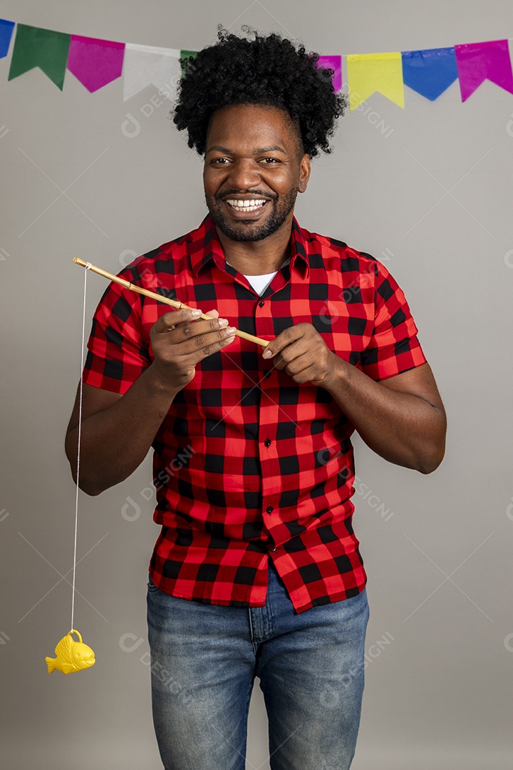 Homem jovem usando roupas típicas festa junina sobre fundo isolado