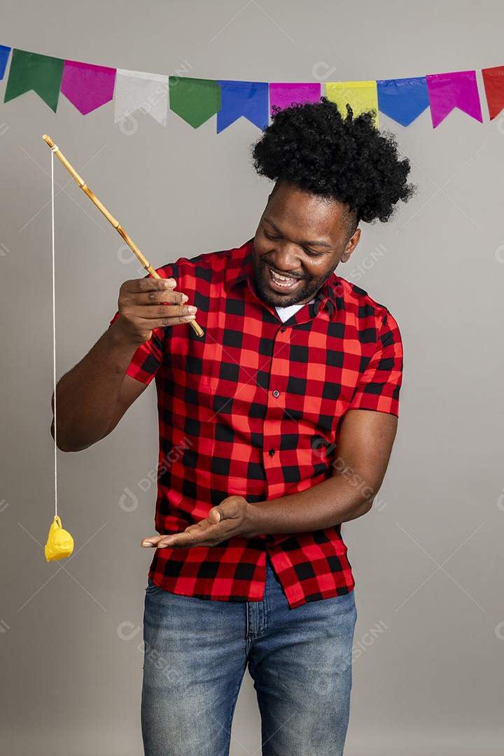 Homem jovem usando roupas típicas festa junina sobre fundo isolado