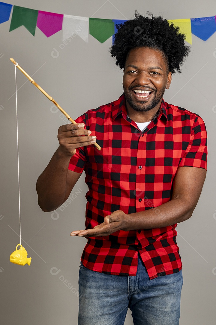 Homem jovem usando roupas típicas festa junina sobre fundo isolado