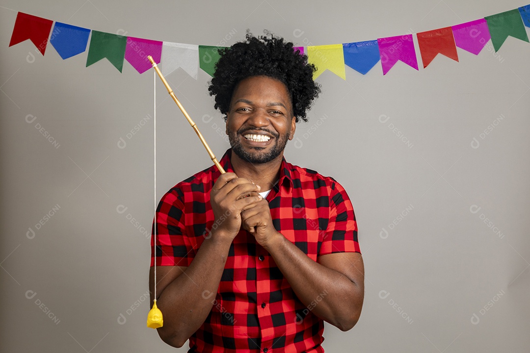 Homem jovem usando roupas típicas festa junina sobre fundo isolado