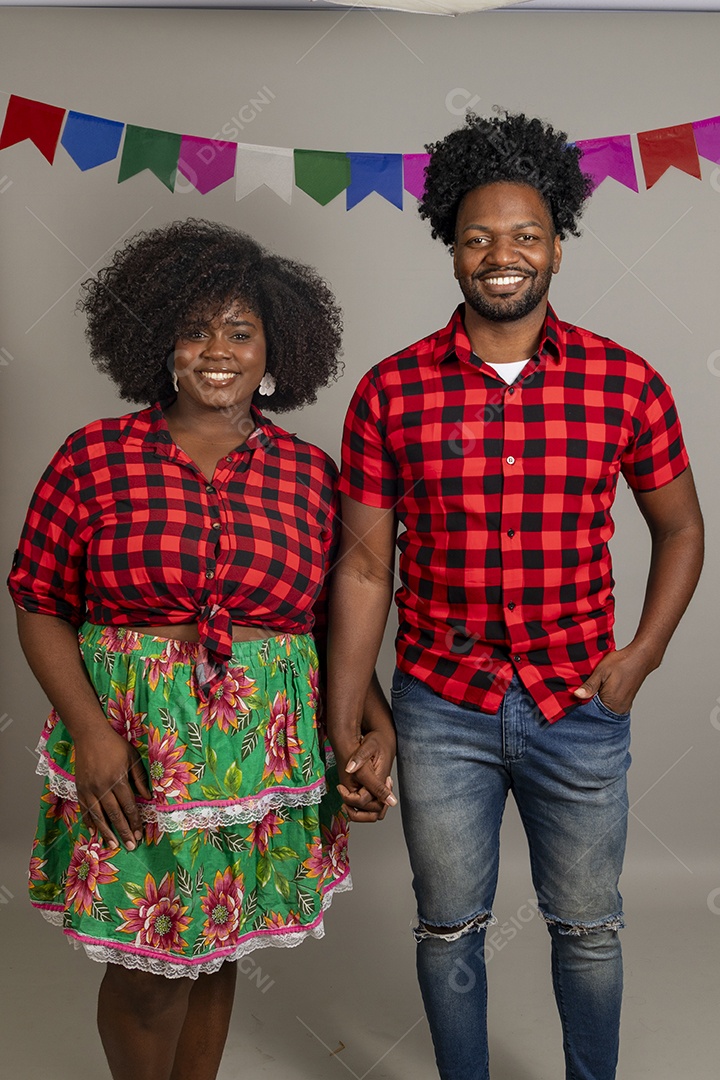 Lindo casal de jovem usando trajes típicos de festa junina