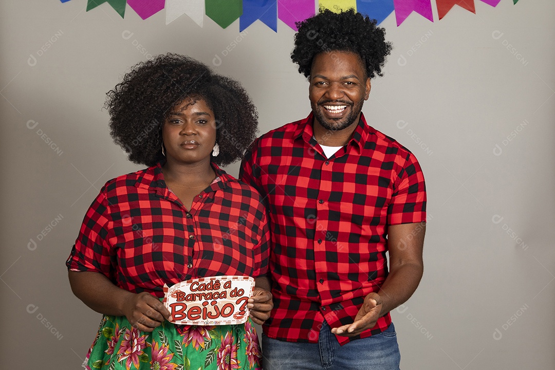 Lindo casal de jovem usando trajes típicos de festa junina