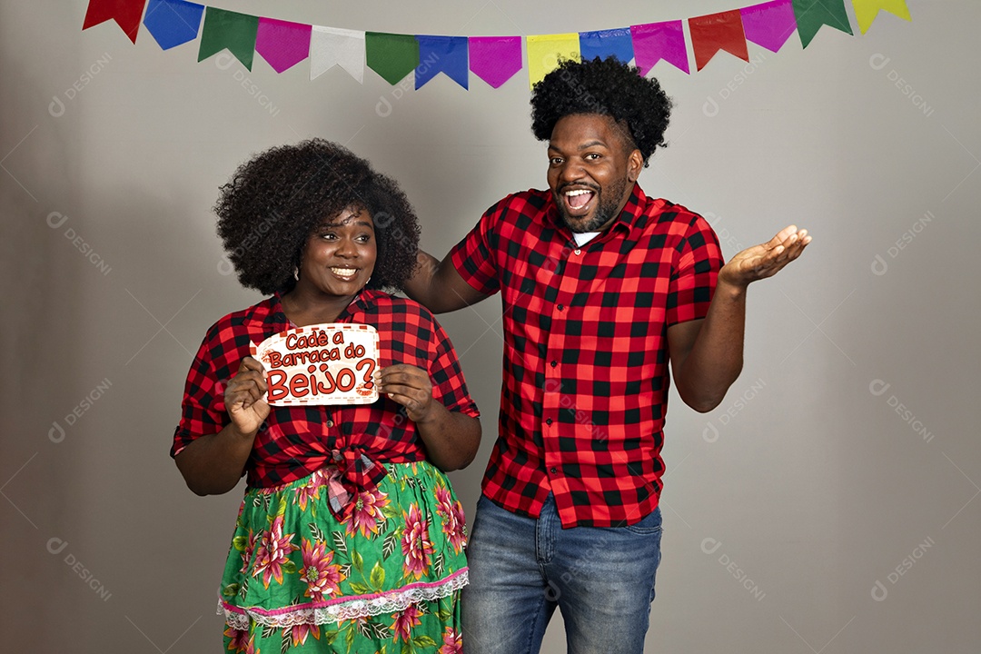 Lindo casal de jovem usando trajes típicos de festa junina