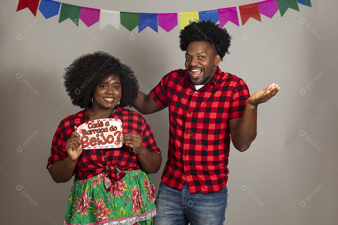 Lindo casal de jovem usando trajes típicos de festa junina