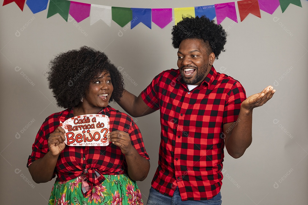 Lindo casal de jovem usando trajes típicos de festa junina