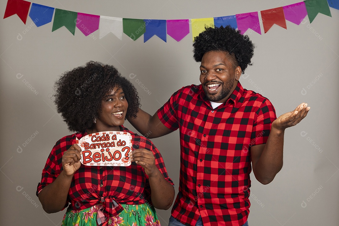 Lindo casal de jovem usando trajes típicos de festa junina