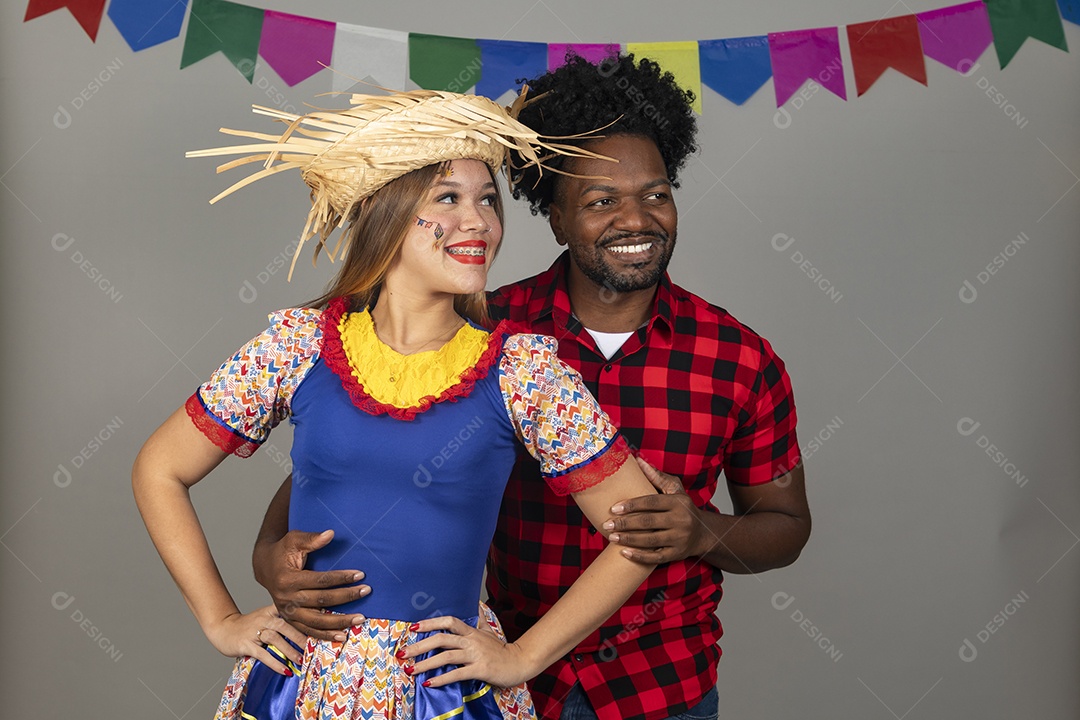 Lindo casal de jovem usando trajes típicos de festa junina