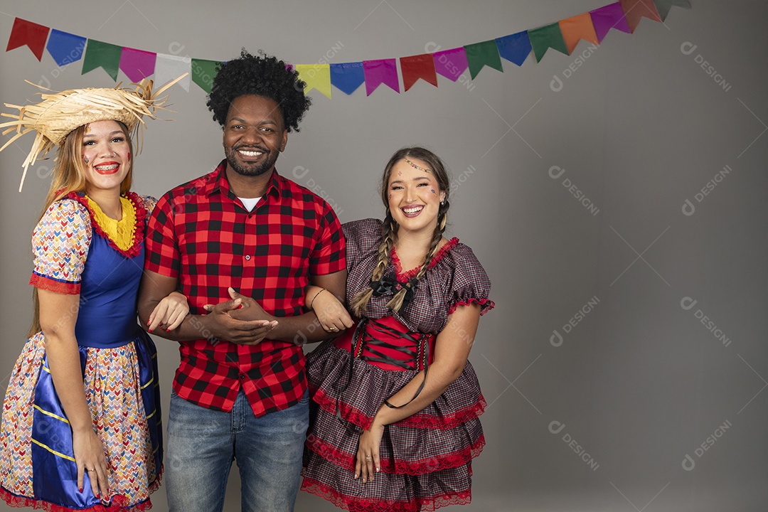 Pessoas jovens celebrando festa junina usando roupas típicas