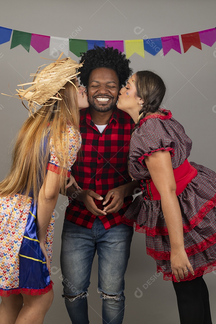 Pessoas jovens celebrando festa junina usando roupas típicas
