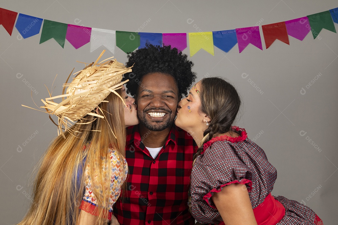 Pessoas jovens celebrando festa junina usando roupas típicas