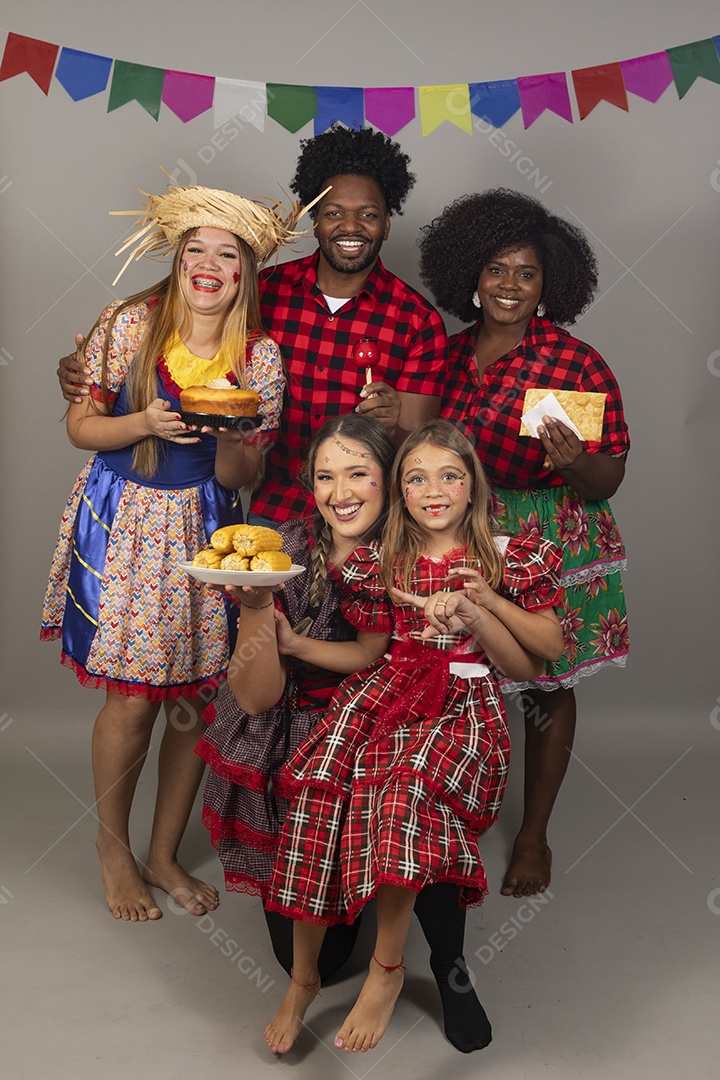 Pessoas jovens celebrando festa junina usando roupas típicas