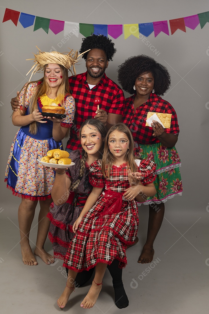 Pessoas jovens celebrando festa junina usando roupas típicas