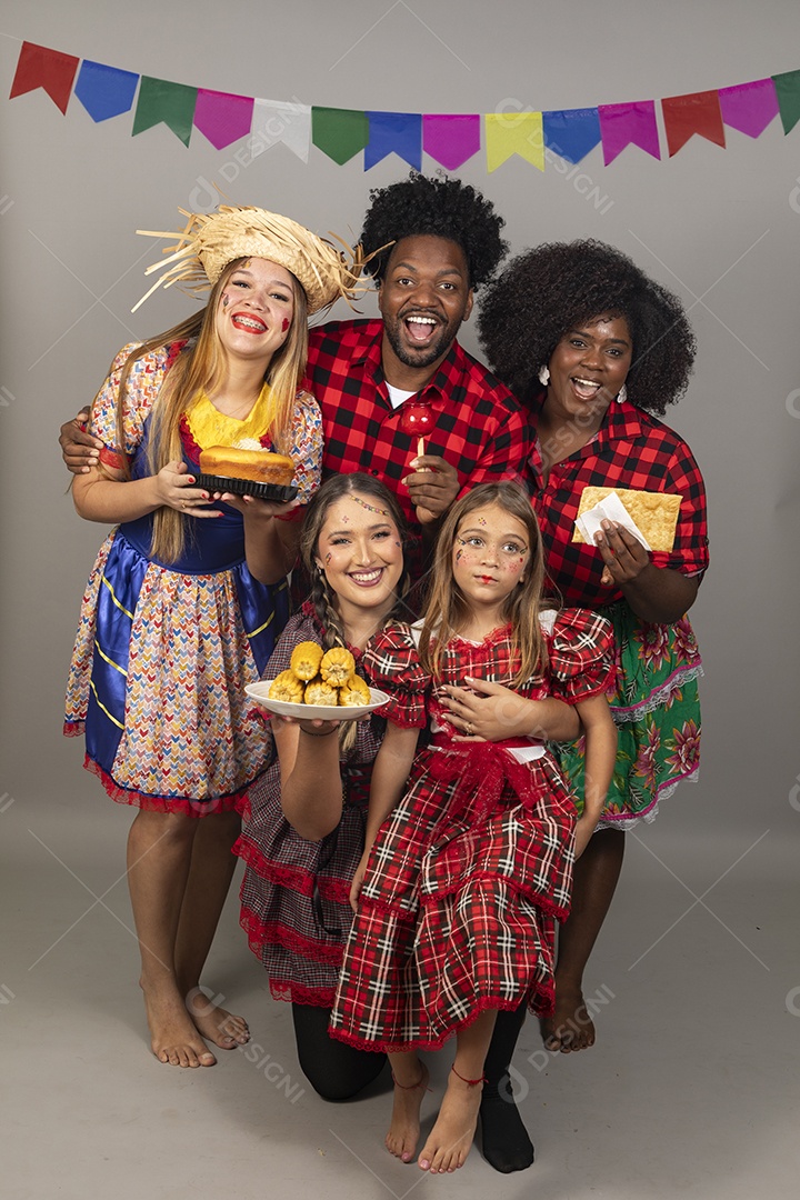 Pessoas jovens celebrando festa junina usando roupas típicas