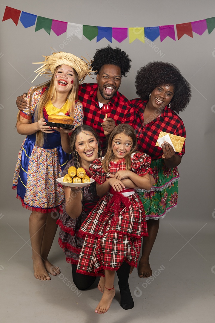 Pessoas jovens celebrando festa junina usando roupas típicas