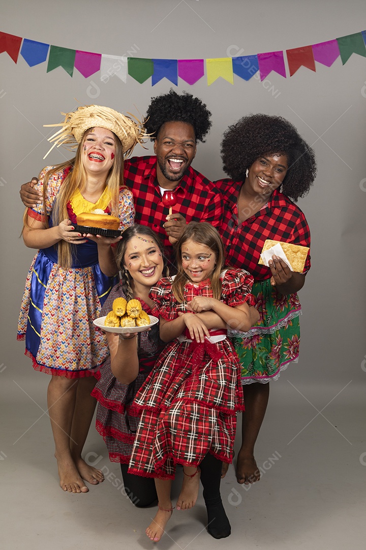Pessoas jovens celebrando festa junina usando roupas típicas