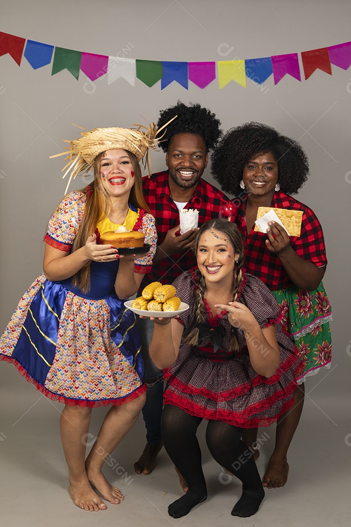 Mulheres jovens celebrando festa junina usando roupas típicas ao lado de uma criança