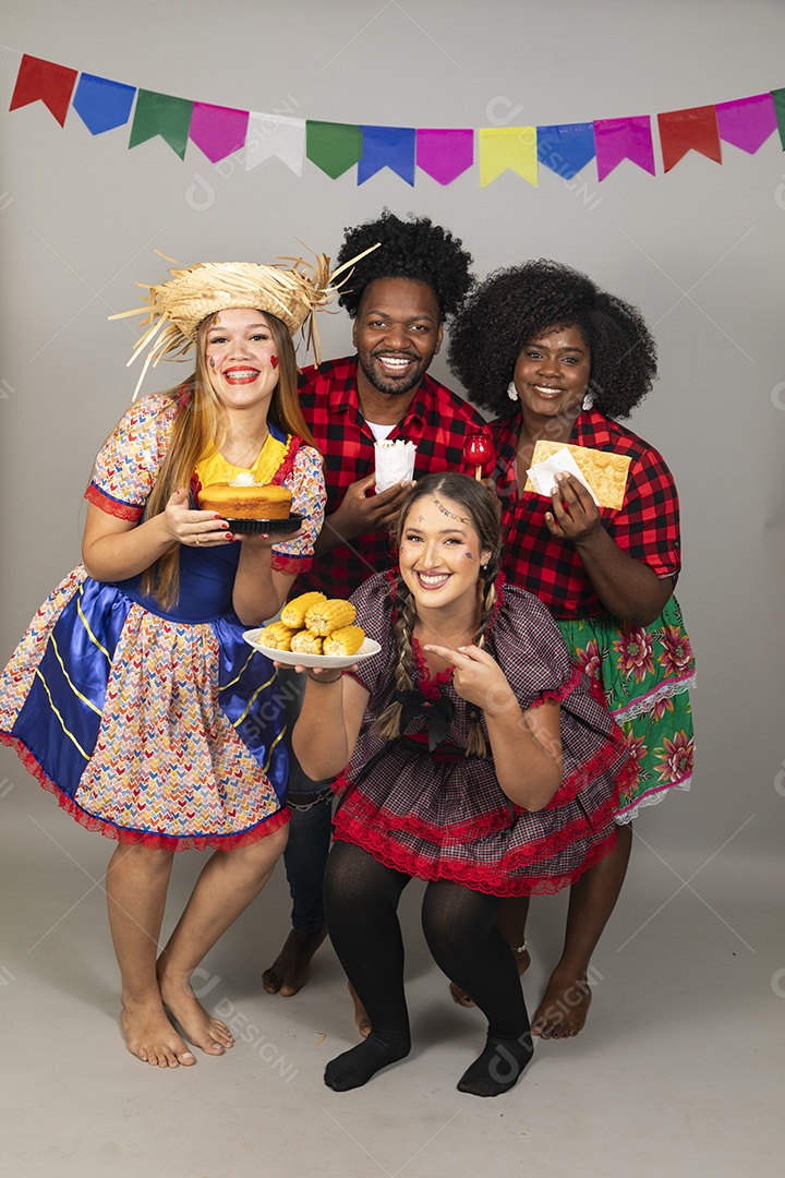 Pessoas jovens celebrando festa junina usando roupas típicas