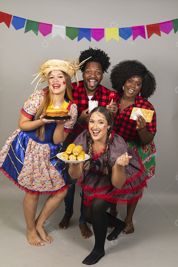 Pessoas jovens celebrando festa junina usando roupas típicas