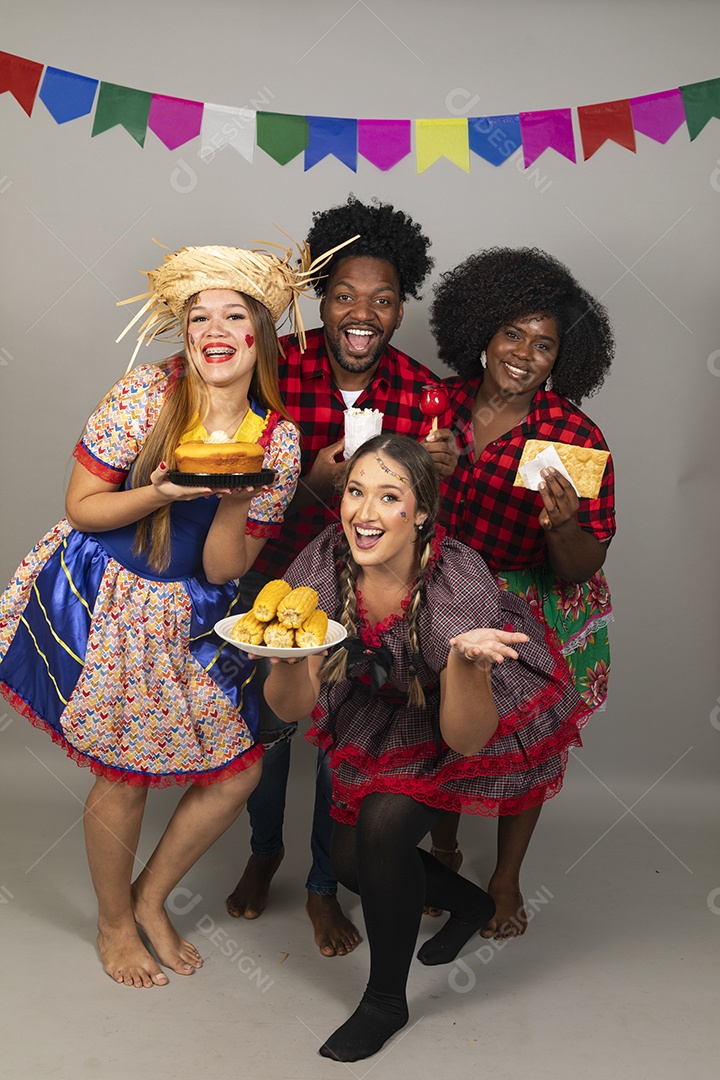 Pessoas jovens celebrando festa junina usando roupas típicas