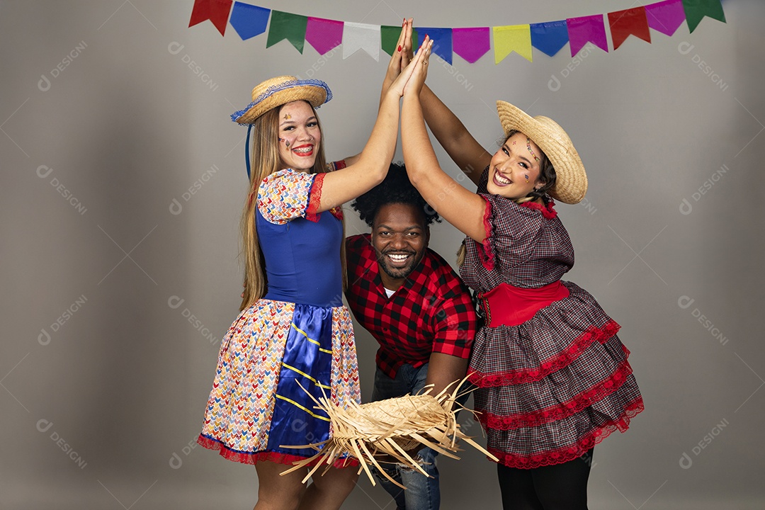 Pessoas jovens celebrando festa junina usando roupas típicas