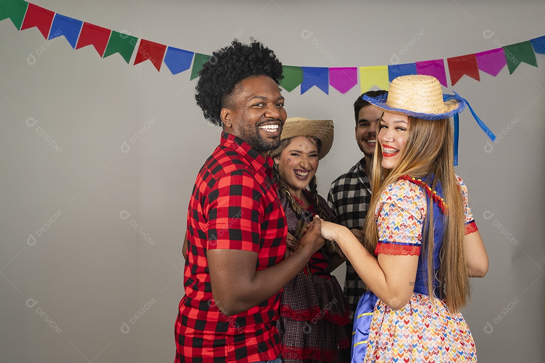 Pessoas jovens celebrando festa junina usando roupas típicas