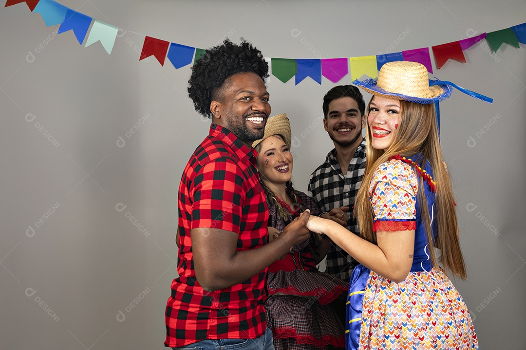 Pessoas jovens celebrando festa junina usando roupas típicas