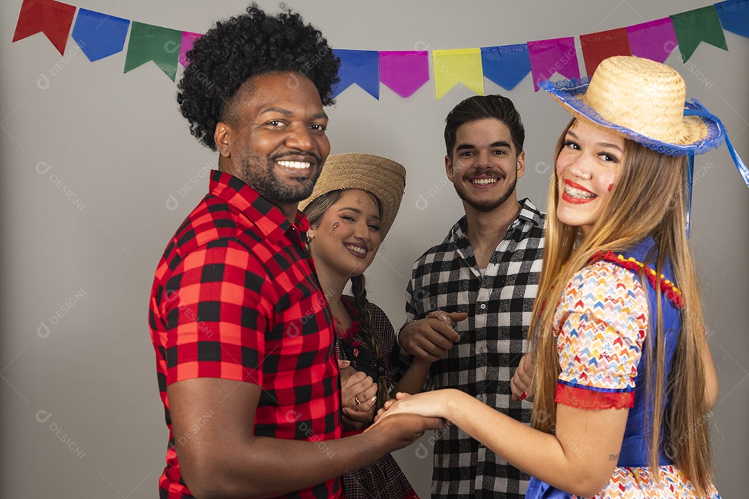 Pessoas jovens celebrando festa junina usando roupas típicas