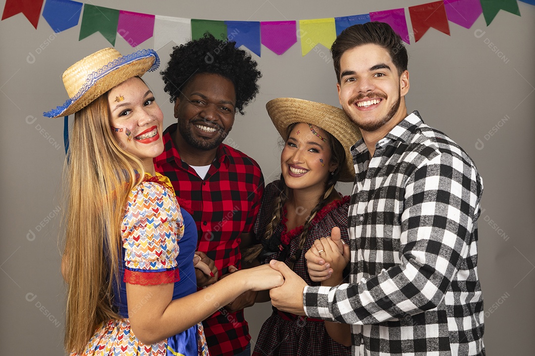 Pessoas jovens celebrando festa junina usando roupas típicas