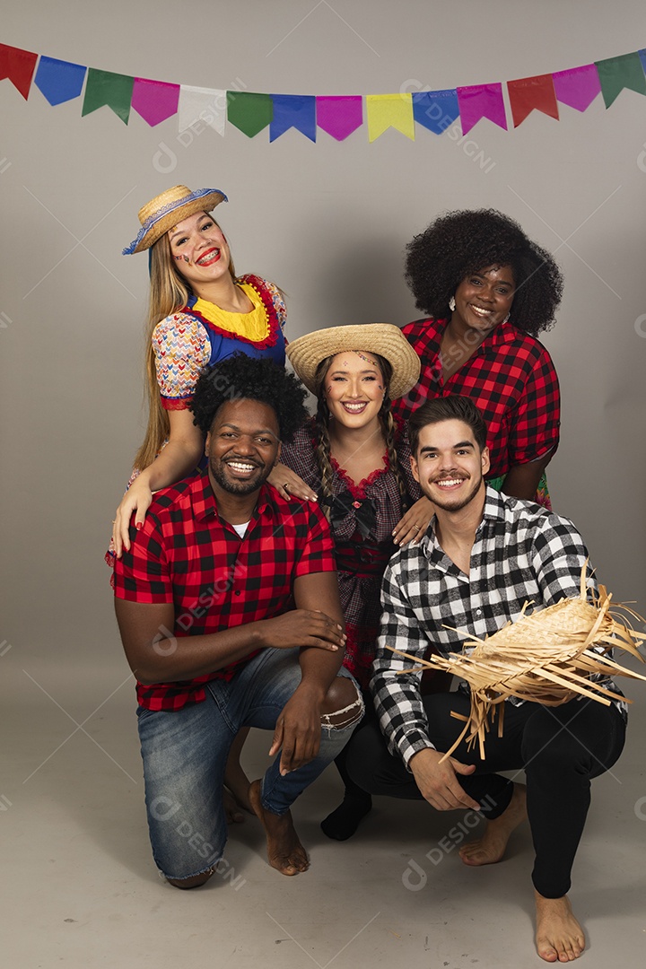Pessoas jovens celebrando festa junina usando roupas típicas