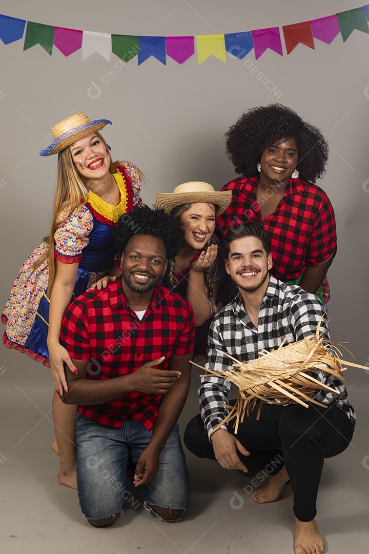Pessoas jovens celebrando festa junina usando roupas típicas
