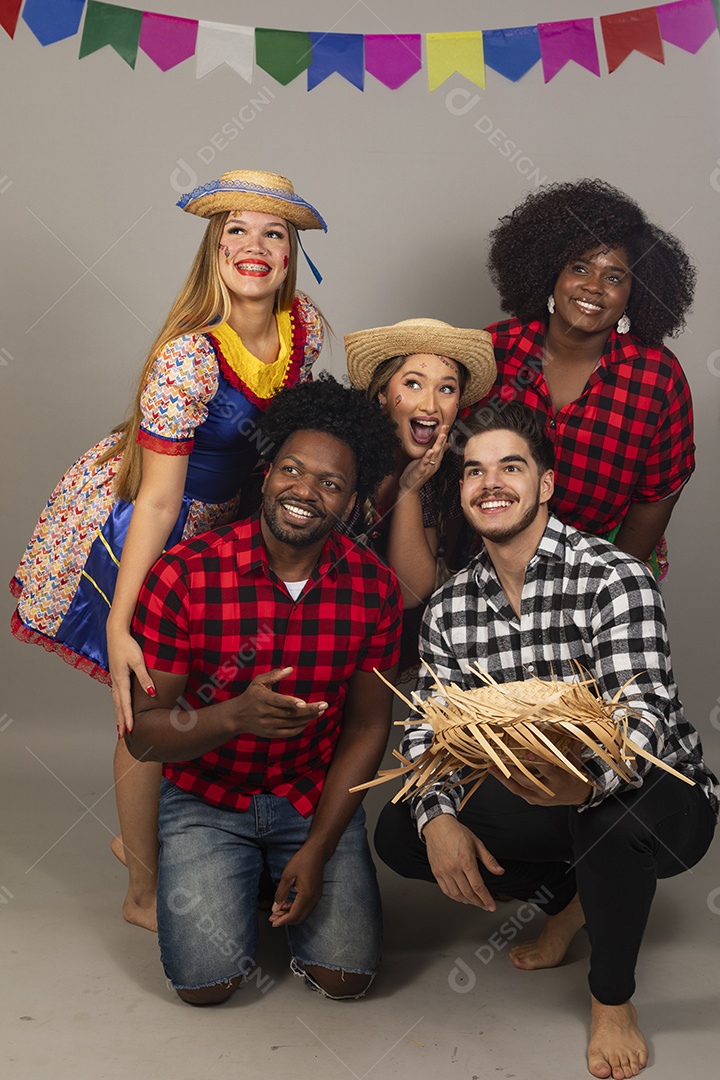 Pessoas jovens celebrando festa junina usando roupas típicas