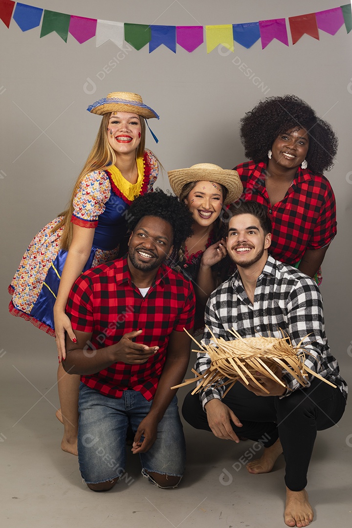 Pessoas jovens celebrando festa junina usando roupas típicas