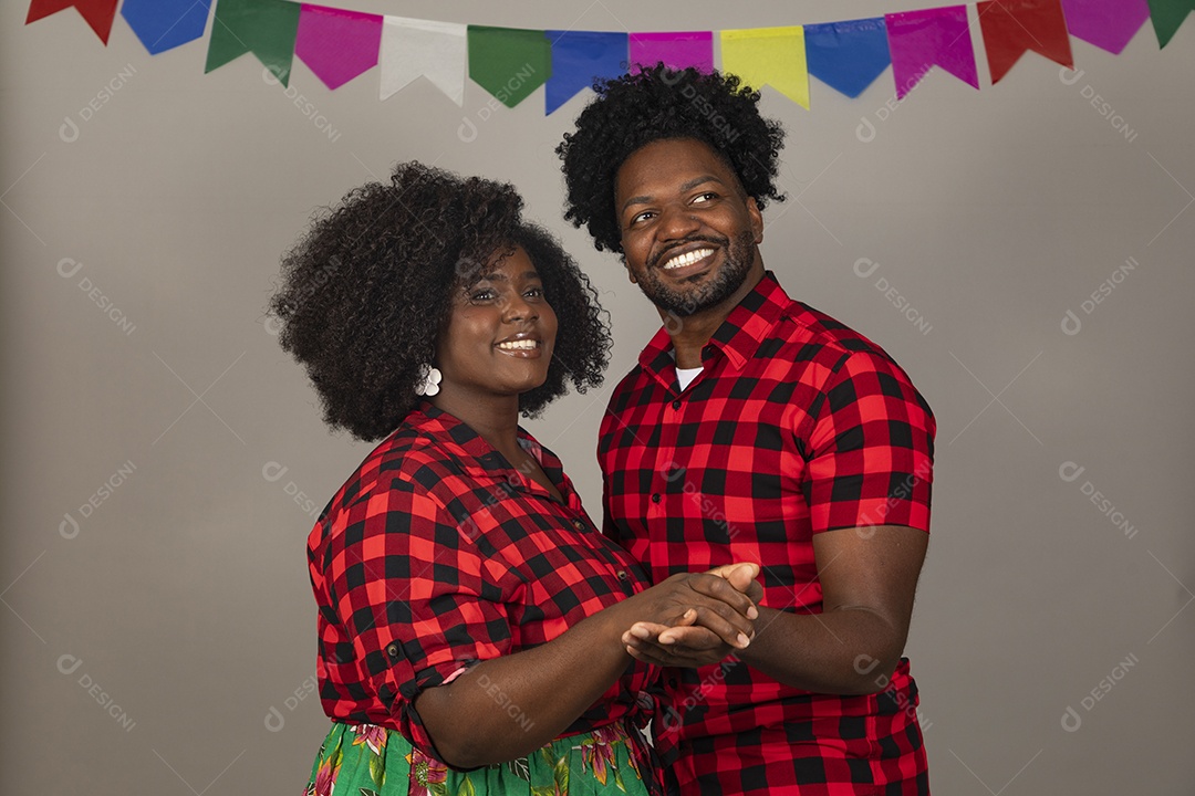 Lindo casal de jovens celebrando festa junina usando roupas típicas