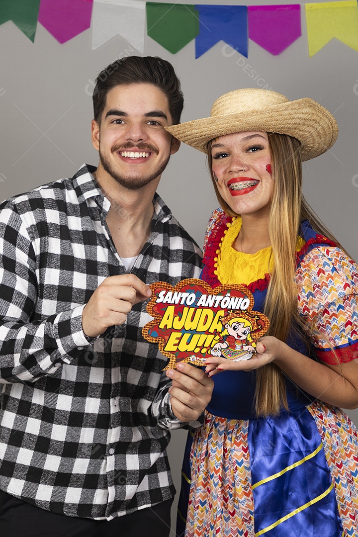 Lindo casal de jovens celebrando festa junina usando roupas típicas