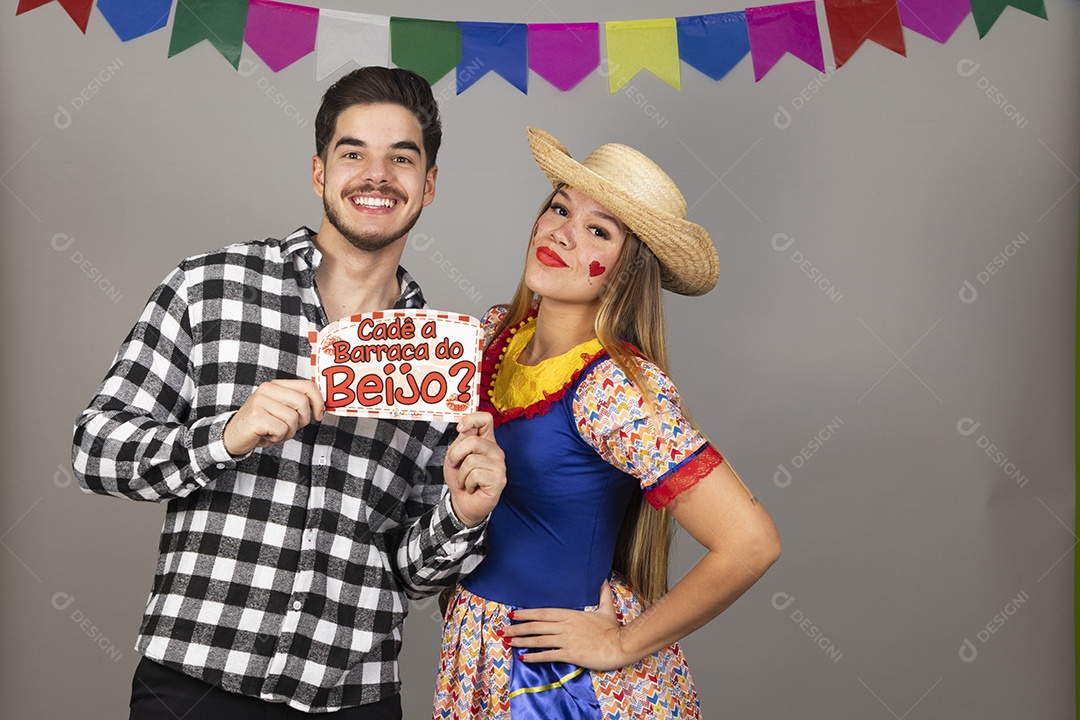 Lindo casal de jovens celebrando festa junina usando roupas típicas