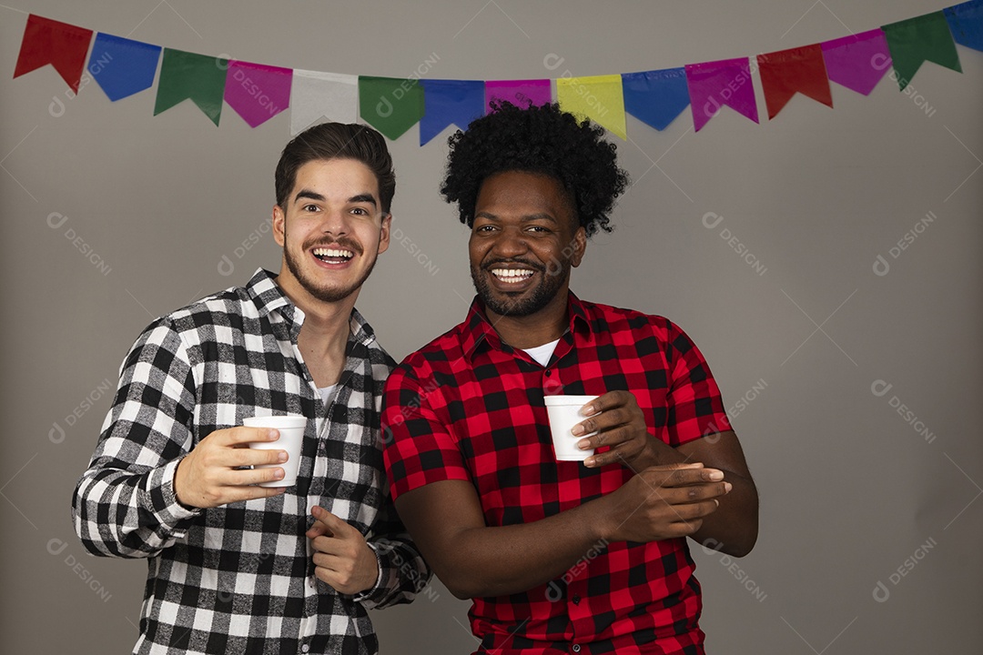 Homem jovens usando roupas típicas festa junina sobre fundo isolado