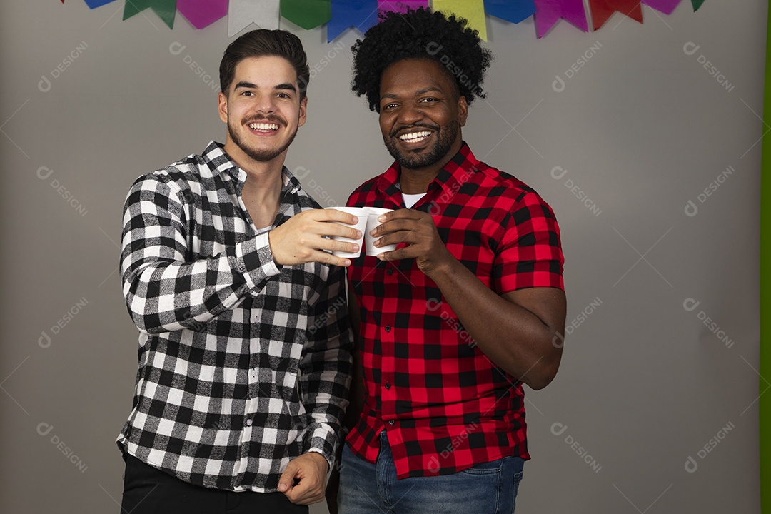 Homem jovens usando roupas típicas festa junina sobre fundo isolado