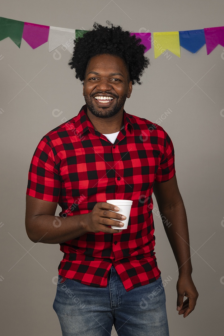 Homem jovem negro usando roupas típicas festa junina sobre fundo isolado