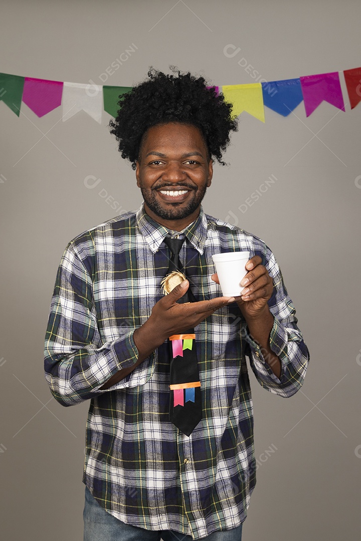 Homem jovem negro usando roupas típicas festa junina sobre fundo isolado