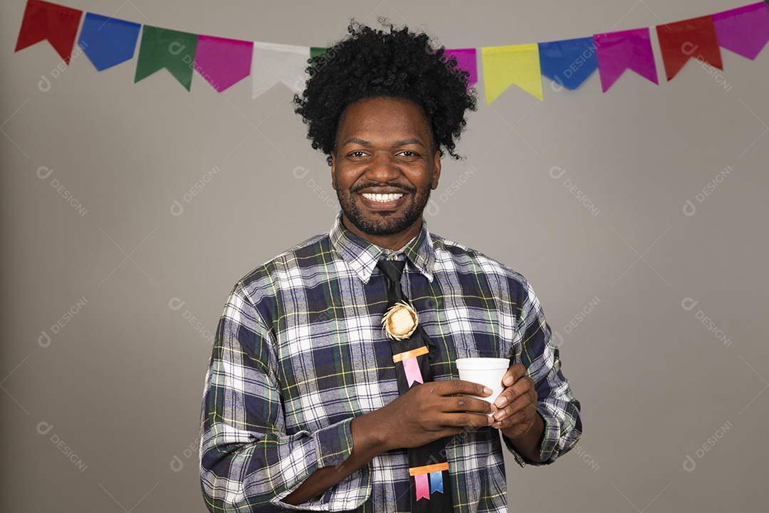 Homem jovem negro usando roupas típicas festa junina sobre fundo isolado